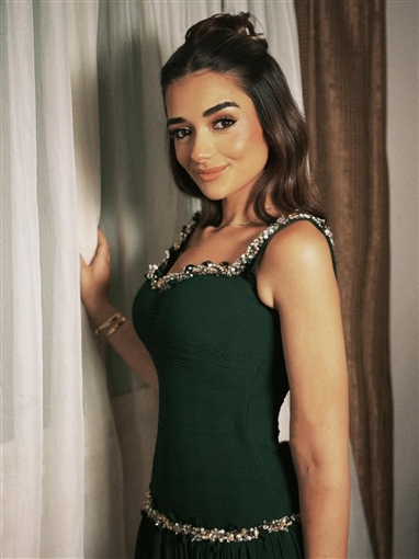 ملك أحمد زاهر بإطلالة مستوحاة من الأفلام القديمة في أحدث جلسة تصوير