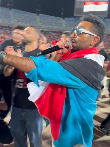أحمد سعد يحتفل مع نجوم المنتخب بالتأهل لكأس العالم ... ومحمد صلاح والشناوي يشاركانه الغناء