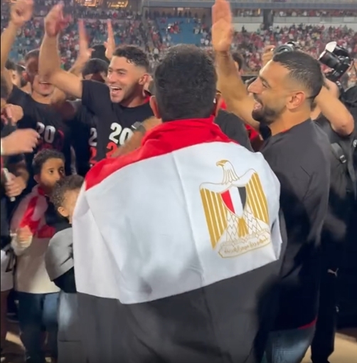 أحمد سعد يحتفل مع نجوم المنتخب بالتأهل لكأس العالم ... ومحمد صلاح والشناوي يشاركانه الغناء