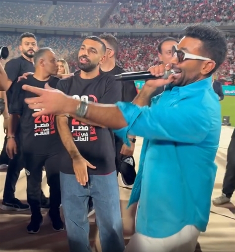 أحمد سعد يحتفل مع نجوم المنتخب بالتأهل لكأس العالم ... ومحمد صلاح والشناوي يشاركانه الغناء
