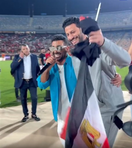 أحمد سعد يحتفل مع نجوم المنتخب بالتأهل لكأس العالم ... ومحمد صلاح والشناوي يشاركانه الغناء