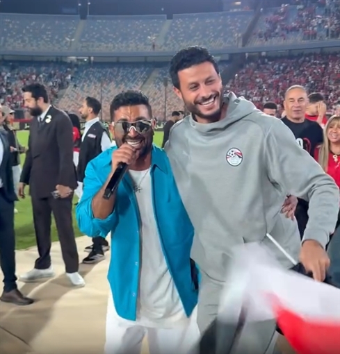 أحمد سعد يحتفل مع نجوم المنتخب بالتأهل لكأس العالم ... ومحمد صلاح والشناوي يشاركانه الغناء
