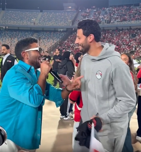 أحمد سعد يحتفل مع نجوم المنتخب بالتأهل لكأس العالم ... ومحمد صلاح والشناوي يشاركانه الغناء