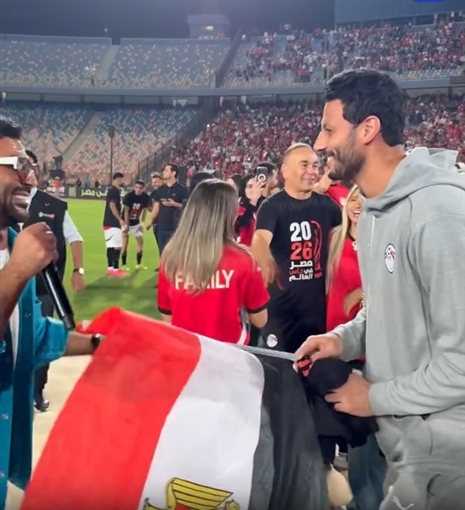 أحمد سعد يحتفل مع نجوم المنتخب بالتأهل لكأس العالم ... ومحمد صلاح والشناوي يشاركانه الغناء