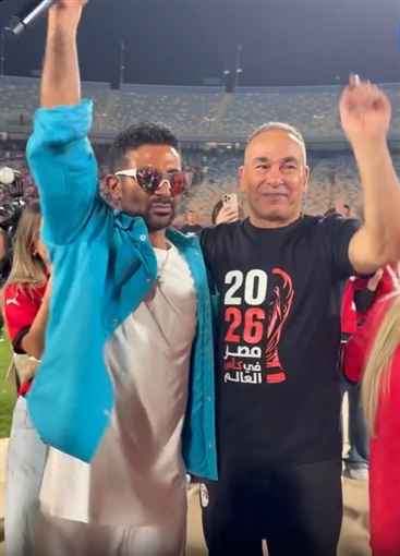 أحمد سعد يحتفل مع نجوم المنتخب بالتأهل لكأس العالم ... ومحمد صلاح والشناوي يشاركانه الغناء