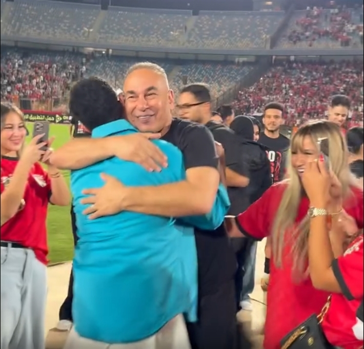 أحمد سعد يحتفل مع نجوم المنتخب بالتأهل لكأس العالم ... ومحمد صلاح والشناوي يشاركانه الغناء