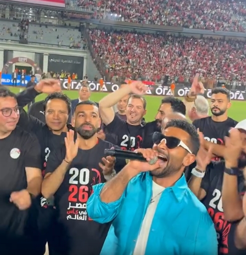 أحمد سعد يحتفل مع نجوم المنتخب بالتأهل لكأس العالم ... ومحمد صلاح والشناوي يشاركانه الغناء