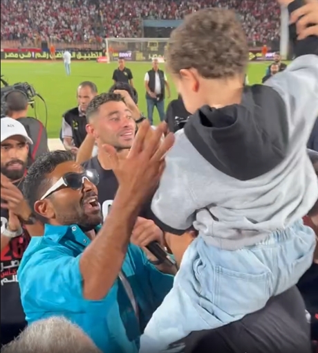 أحمد سعد يحتفل مع نجوم المنتخب بالتأهل لكأس العالم ... ومحمد صلاح والشناوي يشاركانه الغناء