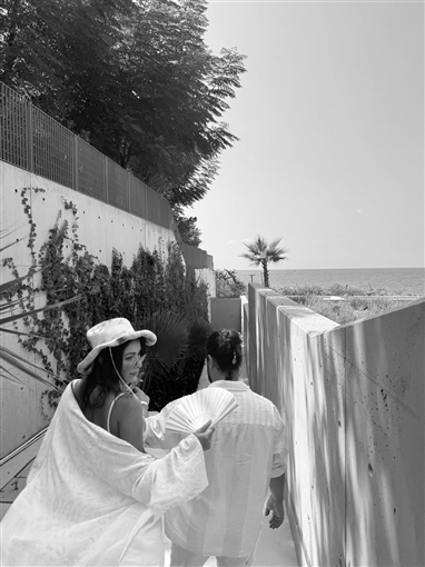 دانييلا رحمة تحتفل بعيد ميلادها بتورتة فراولة وإطلالة تبرز حملها