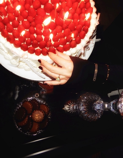 دانييلا رحمة تحتفل بعيد ميلادها بتورتة فراولة وإطلالة تبرز حملها