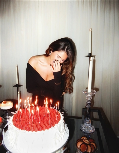 دانييلا رحمة تحتفل بعيد ميلادها بتورتة فراولة وإطلالة تبرز حملها