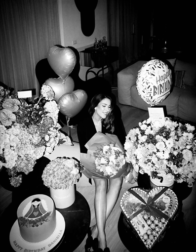 دانييلا رحمة تحتفل بعيد ميلادها بتورتة فراولة وإطلالة تبرز حملها