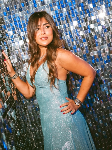 أيتن عامر تتألق بإطلالة زرقاء لامعة في جلسة تصوير جديدة