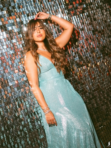 أيتن عامر تتألق بإطلالة زرقاء لامعة في جلسة تصوير جديدة