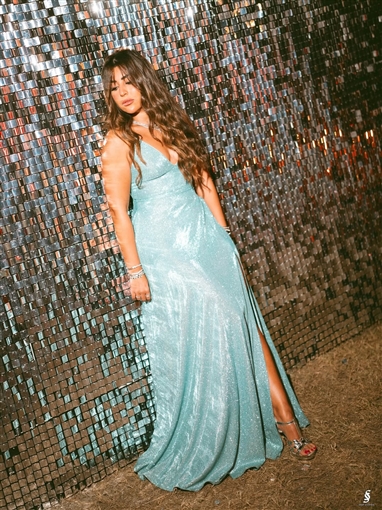 أيتن عامر تتألق بإطلالة زرقاء لامعة في جلسة تصوير جديدة