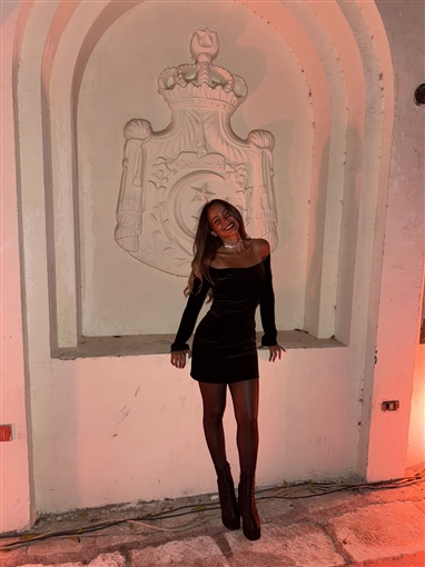 هند عبد الحليم بفستان أسود مخملي قصير مكشوف الكتفين في حفل زفاف خضر محمد خضر