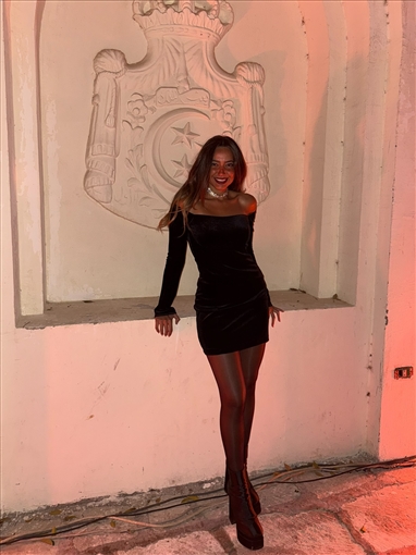 هند عبد الحليم بفستان أسود مخملي قصير مكشوف الكتفين في حفل زفاف خضر محمد خضر