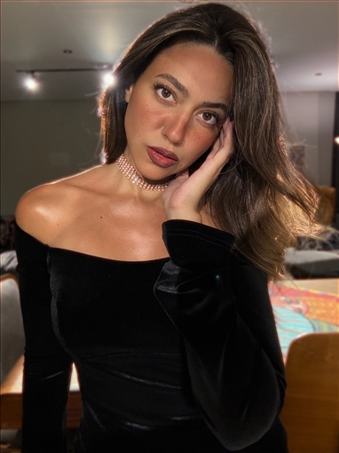 هند عبد الحليم بفستان أسود مخملي قصير مكشوف الكتفين في حفل زفاف خضر محمد خضر