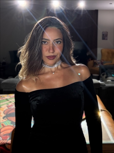 هند عبد الحليم بفستان أسود مخملي قصير مكشوف الكتفين في حفل زفاف خضر محمد خضر