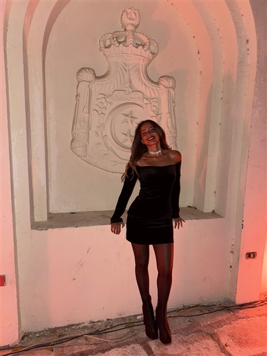 هند عبد الحليم بفستان أسود مخملي قصير مكشوف الكتفين في حفل زفاف خضر محمد خضر