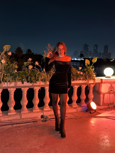 هند عبد الحليم بفستان أسود مخملي قصير مكشوف الكتفين في حفل زفاف خضر محمد خضر