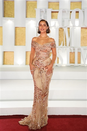 بإطلالة ذهبية .. بلقيس تتألق على ريد كاربت مهرجان الجونة السينمائي