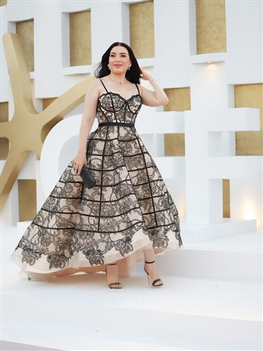 عبير صبري تلفت الأنظار بفستان بتصميم الكورسيه في عرض فيلم هابي بيرث داي بمهرجان الجونة عبير صبري تلفت الأنظار بفستان بتصميم الكورسيه في عرض فيلم هابي بيرث داي بمهرجان الجونة