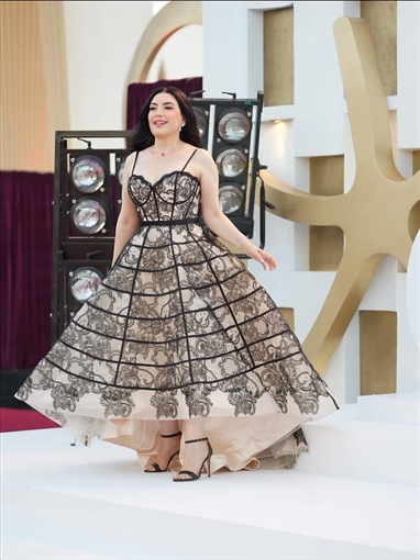 عبير صبري تلفت الأنظار بفستان بتصميم الكورسيه في عرض فيلم هابي بيرث داي بمهرجان الجونة عبير صبري تلفت الأنظار بفستان بتصميم الكورسيه في عرض فيلم هابي بيرث داي بمهرجان الجونة