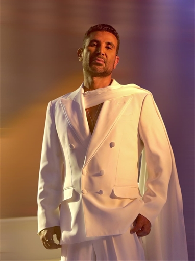 أحمد سعد ببذلة بيضاء في جلسة تصوير برنامج The Voice أحمد سعد ببذلة بيضاء في جلسة تصوير برنامج The Voice
