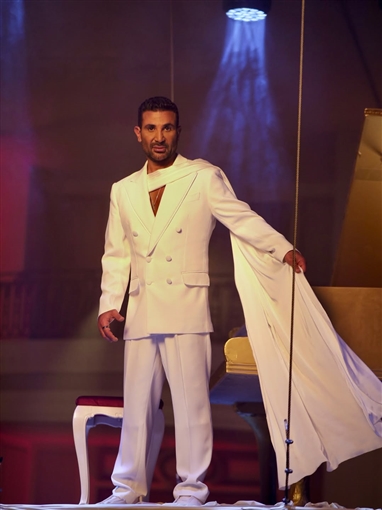 أحمد سعد ببذلة بيضاء في جلسة تصوير برنامج The Voice أحمد سعد ببذلة بيضاء في جلسة تصوير برنامج The Voice