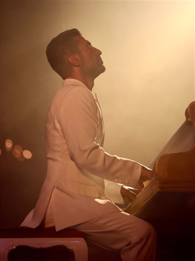 أحمد سعد ببذلة بيضاء في جلسة تصوير برنامج The Voice أحمد سعد ببذلة بيضاء في جلسة تصوير برنامج The Voice