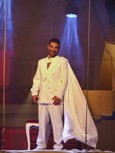 أحمد سعد ببذلة بيضاء في جلسة تصوير برنامج The Voice أحمد سعد ببذلة بيضاء في جلسة تصوير برنامج The Voice