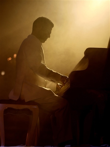 أحمد سعد ببذلة بيضاء في جلسة تصوير برنامج The Voice أحمد سعد ببذلة بيضاء في جلسة تصوير برنامج The Voice
