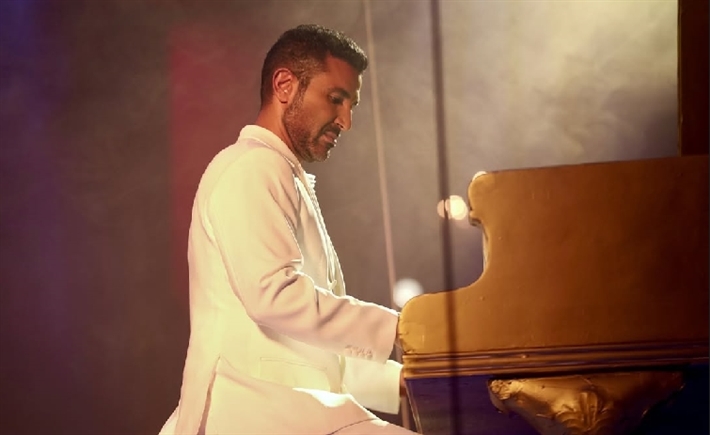 أحمد سعد ببذلة بيضاء في جلسة تصوير برنامج The Voice أحمد سعد ببذلة بيضاء في جلسة تصوير برنامج The Voice
