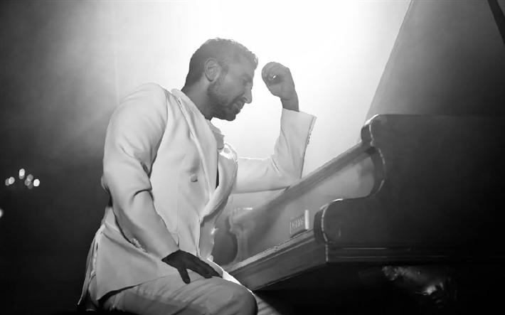 أحمد سعد ببذلة بيضاء في جلسة تصوير برنامج The Voice أحمد سعد ببذلة بيضاء في جلسة تصوير برنامج The Voice
