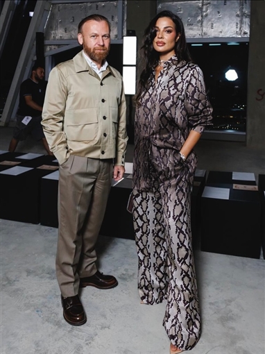  شرطة_الموضة: نادين نسيب نجيم بإطلالة جلد الأفعى في ختام أسبوع الموضة بالرياض سعرها 120 ألف جنيه