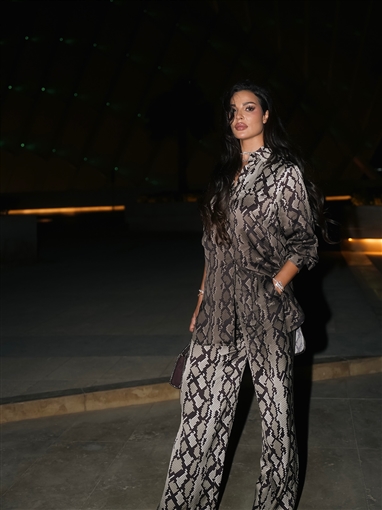  شرطة_الموضة: نادين نسيب نجيم بإطلالة جلد الأفعى في ختام أسبوع الموضة بالرياض سعرها 120 ألف جنيه