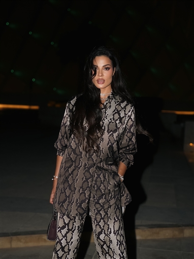  شرطة_الموضة: نادين نسيب نجيم بإطلالة جلد الأفعى في ختام أسبوع الموضة بالرياض سعرها 120 ألف جنيه