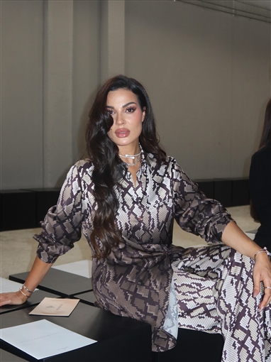  شرطة_الموضة: نادين نسيب نجيم بإطلالة جلد الأفعى في ختام أسبوع الموضة بالرياض سعرها 120 ألف جنيه