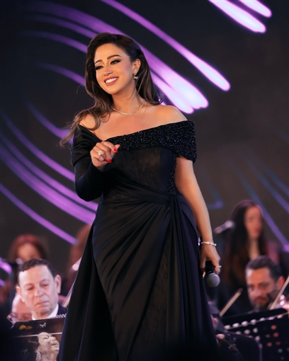 ريهام عبد الحكيم تغني في مهرجان الموسيقى العربية بفستان اسود من تصميم أيمن لحموني ريهام عبد الحكيم تغني في مهرجان الموسيقى العربية بفستان اسود من تصميم أيمن لحموني