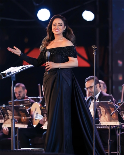 ريهام عبد الحكيم تغني في مهرجان الموسيقى العربية بفستان اسود من تصميم أيمن لحموني ريهام عبد الحكيم تغني في مهرجان الموسيقى العربية بفستان اسود من تصميم أيمن لحموني