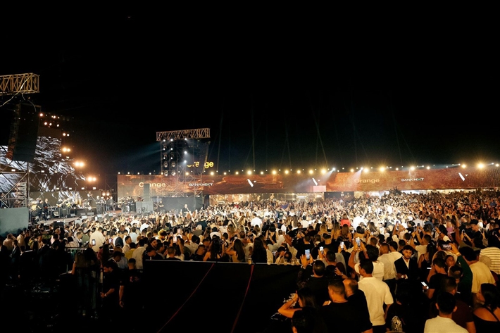 عمرو دياب يحيي حفل على هامش مهرجان الجونة ... غنى مع النجوم بابا و خطفوني  عمرو دياب يحيي حفل على هامش مهرجان الجونة ... غنى مع النجوم بابا و خطفوني