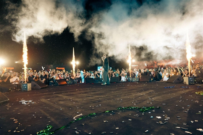 عمرو دياب يحيي حفل على هامش مهرجان الجونة ... غنى مع النجوم بابا و خطفوني  عمرو دياب يحيي حفل على هامش مهرجان الجونة ... غنى مع النجوم بابا و خطفوني