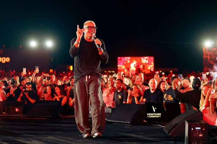 عمرو دياب يحيي حفل على هامش مهرجان الجونة ... غنى مع النجوم بابا و خطفوني  عمرو دياب يحيي حفل على هامش مهرجان الجونة ... غنى مع النجوم بابا و خطفوني
