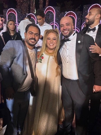 النجوم في حفل زفاف حاتم صلاح ... أحمد فهمي وهنا الزاهد ومريم الجندي وهشام ماجد ضمن الحضور النجوم في حفل زفاف حاتم صلاح ... أحمد فهمي وهنا الزاهد ومريم الجندي وهشام ماجد ضمن الحضور