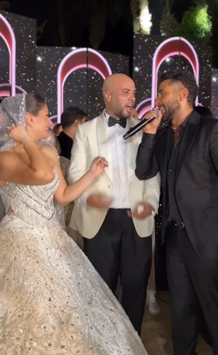النجوم في حفل زفاف حاتم صلاح ... أحمد فهمي وهنا الزاهد ومريم الجندي وهشام ماجد ضمن الحضور النجوم في حفل زفاف حاتم صلاح ... أحمد فهمي وهنا الزاهد ومريم الجندي وهشام ماجد ضمن الحضور