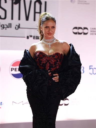  شرطة_الموضة: نيللي كريم حافظت على فتحة الصدر وأضافت بطانة للجزء السفلي لتصميم طوني ورد في ختام الجونة