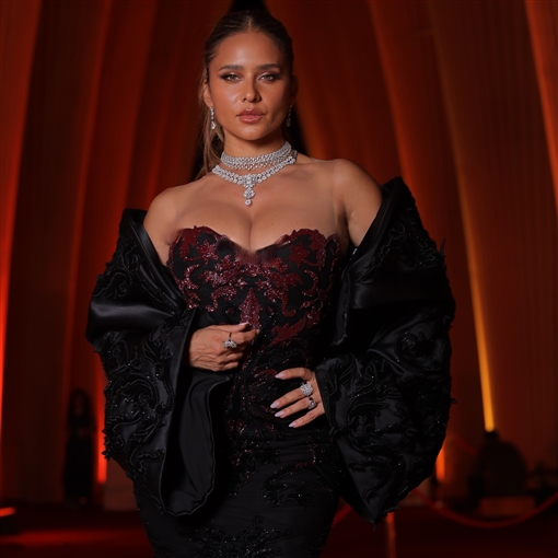  شرطة_الموضة: نيللي كريم حافظت على فتحة الصدر وأضافت بطانة للجزء السفلي لتصميم طوني ورد في ختام الجونة