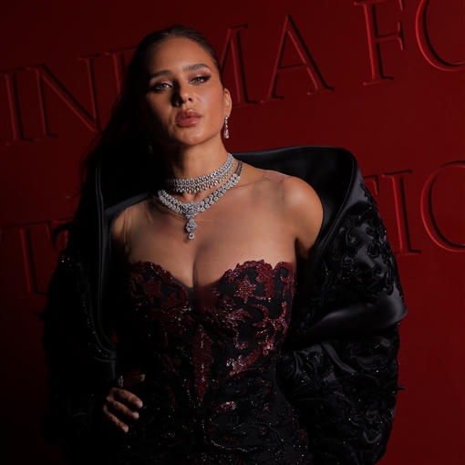  شرطة_الموضة: نيللي كريم حافظت على فتحة الصدر وأضافت بطانة للجزء السفلي لتصميم طوني ورد في ختام الجونة