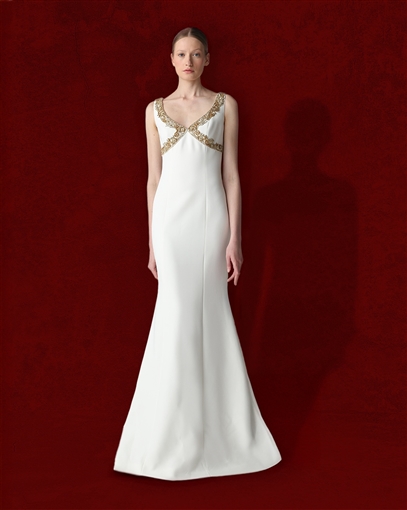  شرطة_الموضة: ليلى علوي بفستان أبيض في ختام مهرجان الجونة ... زودت أكمام على التصميم الأصلي